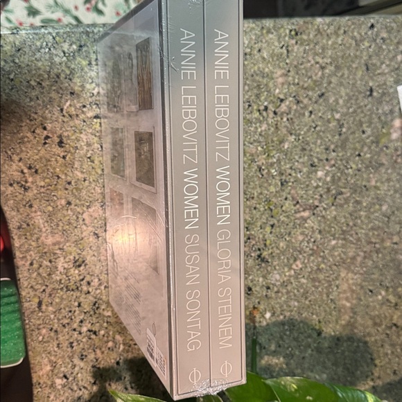 Annie Leibovitz 'Women' Signed Copy - Picture 2 of 3